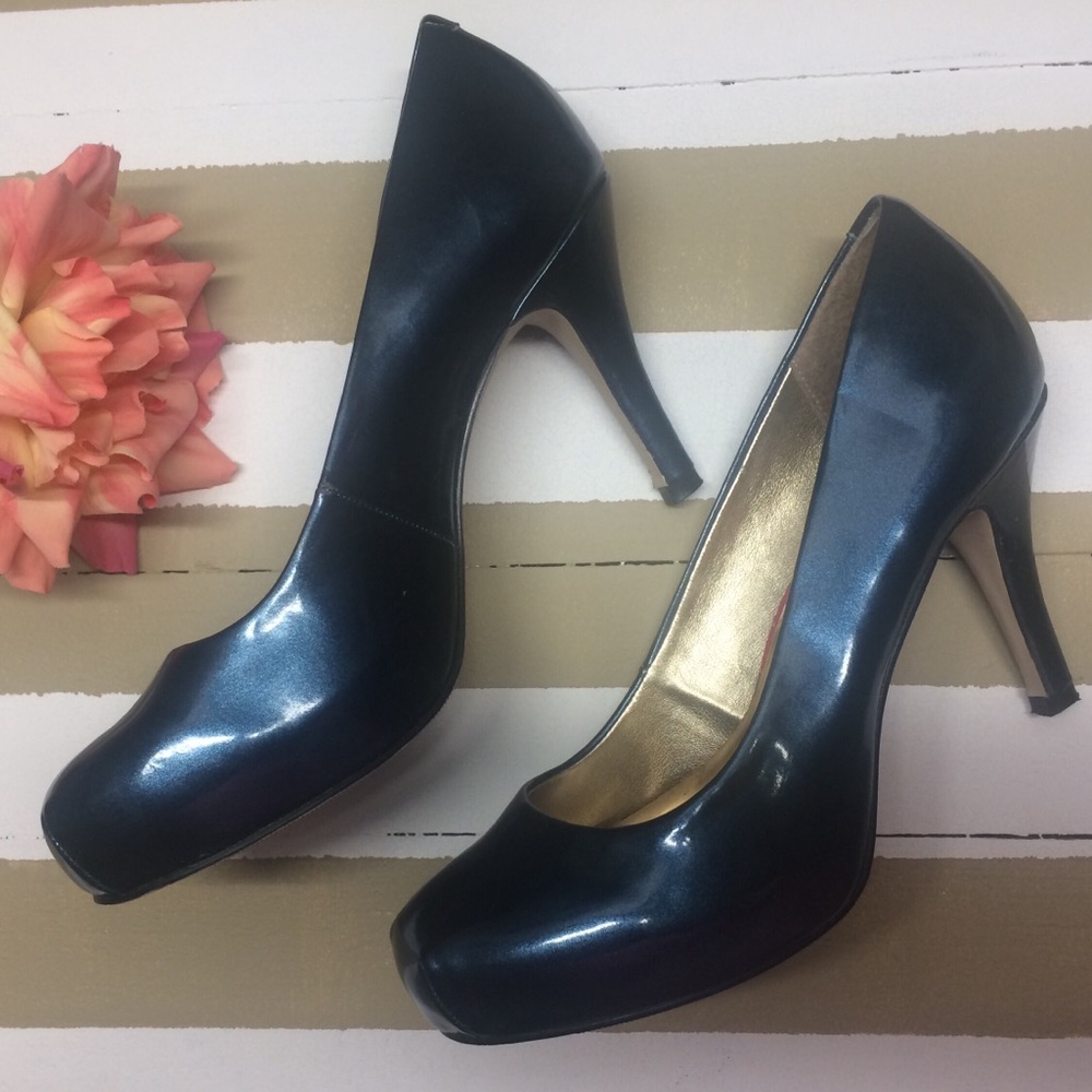 👠Madden Girl navy blue heals like new!